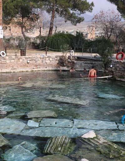 Kış ortasında antik havuzda yüzme keyfi