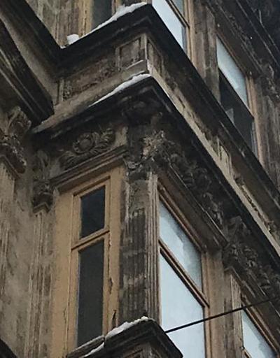 Tarihi binadan kopan parça İstiklal Caddesine düştü
