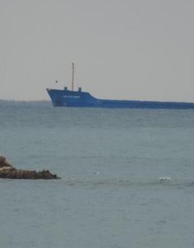 Akdenizde dev dalgalar nedeniyle gemiler demir attı