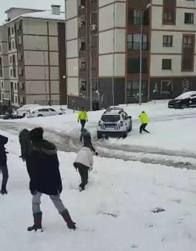 EGM paylaştı Çocuklar ve polislerin kar topu savaşı