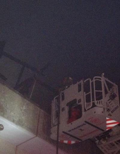 İzmirde, bir binanın çatı katında çıkan yangın korkuttu