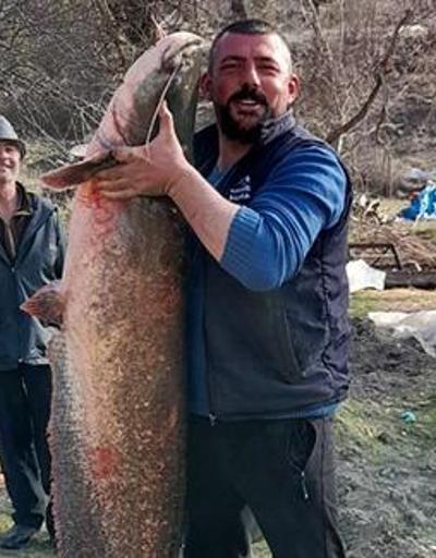 Baraj gölünde 47 kiloluk yayın balığı yakaladı