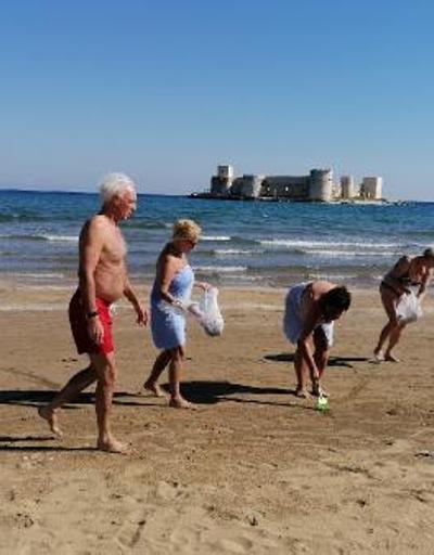 Güzel havayı fırsat bilen turistler plajı temizledi