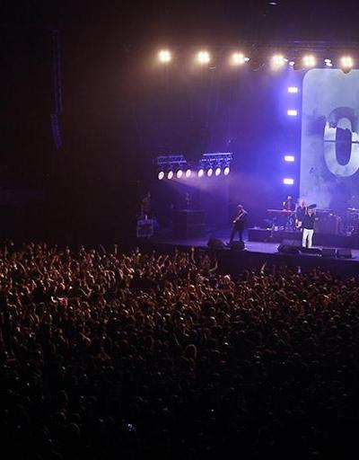 İspanyada 5 bin kişi mesafesiz konsere katıldı