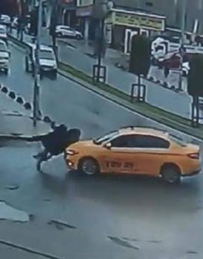 Arnavutköyde yolun karşısına geçen iki kadına taksi çarptı