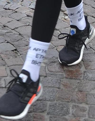 Burcu Esmersoyun çoraplarındaki Aptallık etme Bihter yazısı dikkat çekti
