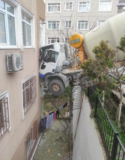 Beşiktaşta beton mikseri 6 katlı binaya çarptı