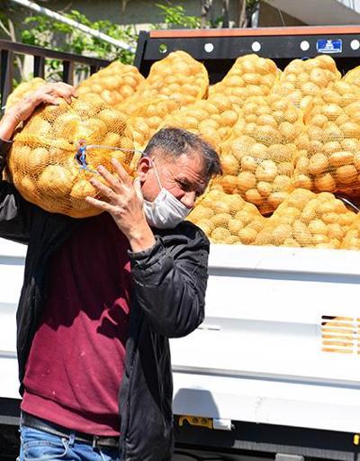 Adana’da ücretsiz patates dağıtımına başlandı