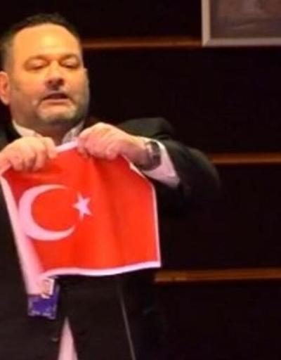 Türk bayrağını yırtmasıyla gündeme gelen ırkçı Yunan vekil Lagosun dokunulmazlığı APde kaldırıldı