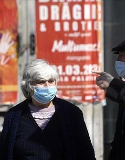 Romanyada açık havada maske takma zorunluluğu kalkıyor