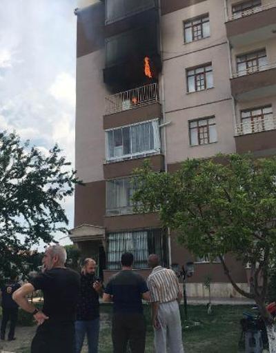 Konyada ev yangını; itfaiye ekibi dar sokaktan zor geçti