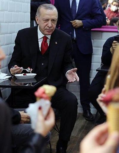 Cumhurbaşkanı Erdoğan dondurmacıya uğrayıp dondurma yedi, vatandaşlarla sohbet etti