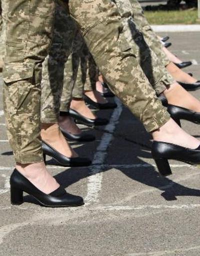 Kadın askerler provalara topuklu ayakkabıyla katıldı