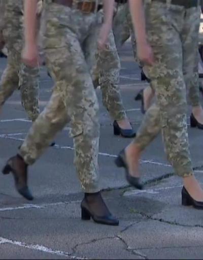 Kadın askerlere topuklu giydirilmesine tepki var
