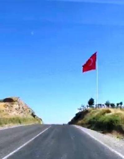 Samsatın girişine dev Türk bayrağı