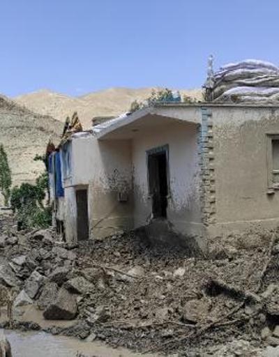 14 kişilik aile, selde yıkılan evin damına çıkarak kurtulmuş