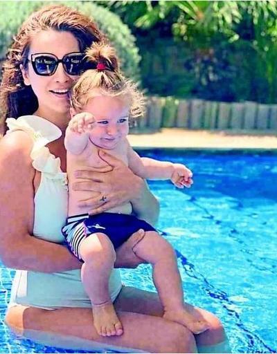 Kızına ilk yüzme dersini verdi