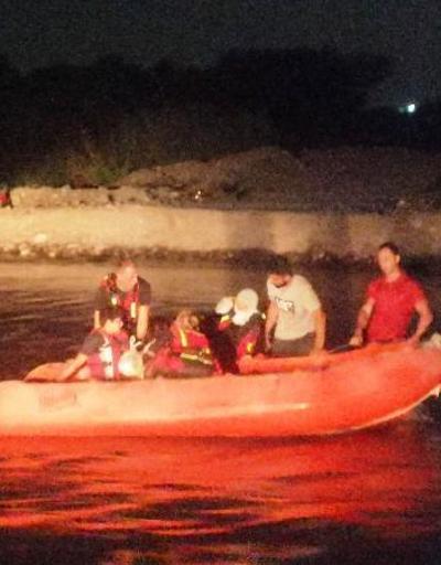 Adacıkta mahsur kalan aile botlarla kurtarıldı