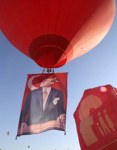 Kapadokyada sıcak hava balonları Atatürk posteri ve bayrakla havalandı