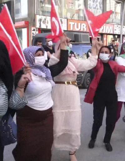 Oğluna kavuşan anne Türk bayrağıyla halay çekti