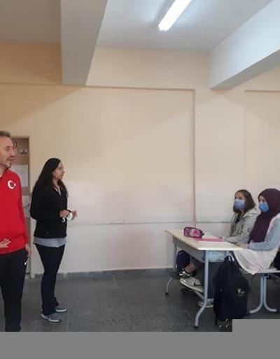 Yıldız Kadınlar Boks Milli Takım Antrenörü Çınar, öğrencilere boksu anlattı