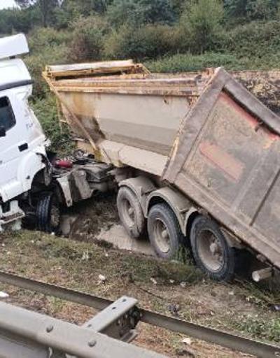 Kemerburgazda kaza yapan hafriyat kamyonu şoförü yaralandı