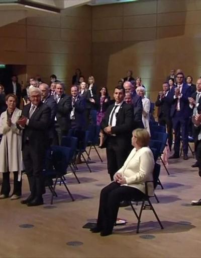 Merkel dakikalarca ayakta alkışlandı
