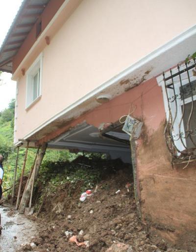 Heyelanda zemin katının yarısı yıkılan eve demirli ve odunlu önlem