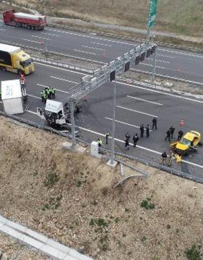 Çatalca Kuzey Marmara Otoyolunda taksiyle kamyonet kafa kafaya çarpıştı; 1 ölü 2 ağır yaralı