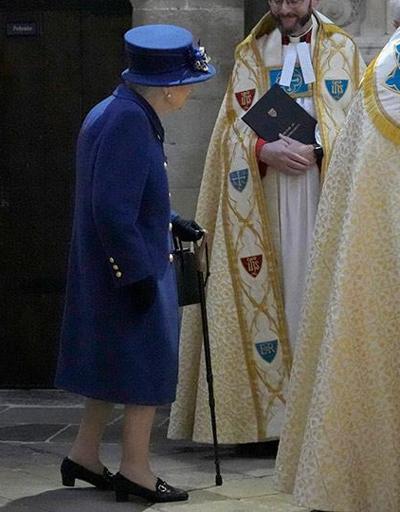 Kraliçe Elizabeth bastonla görüntülendi