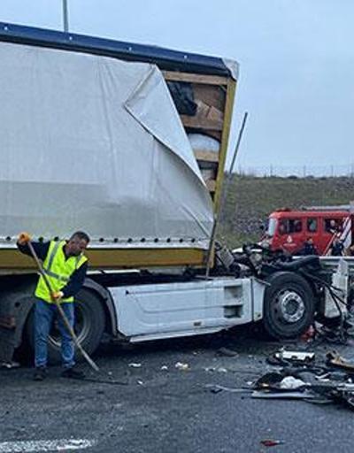 Kuzey Marmara Otoyolunda kaza yapan TIR dorsesinden ayrıldı