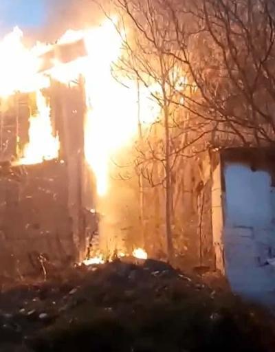 Ankarada 2 katlı ahşap ev yangında küle döndü