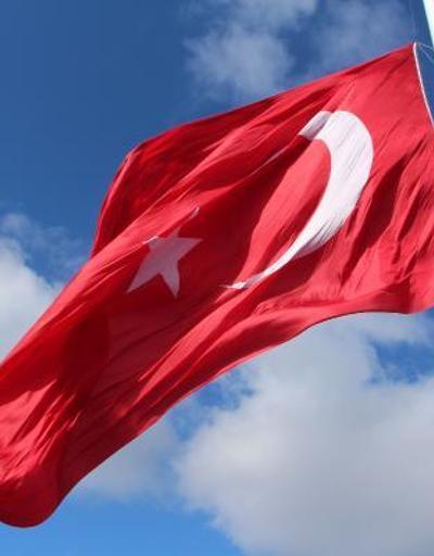 Ulusta da dev Türk bayrağı göndere çekildi