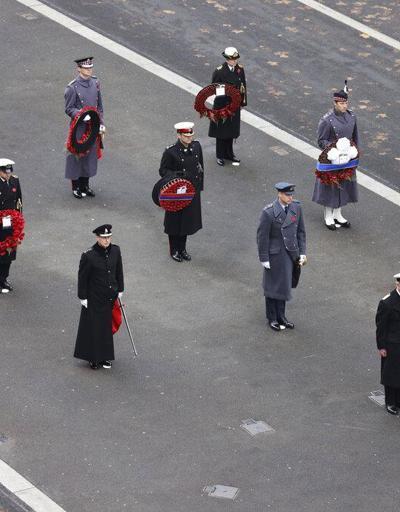Kraliçe II. Elizabethin katılamadığı anma töreninde şaşırtan anlar: Asker bayıldı, herkes seyretti