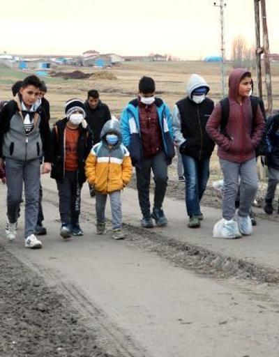 Okula gitmek için her sabah 3 kilometre yürüyorlar