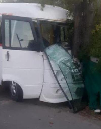 Antalyada okul servisi, ağaca çarptı: 7si öğrenci 8 yaralı