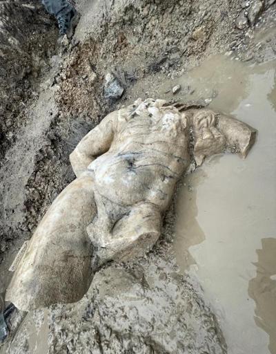 Aizanoi Antik Kenti kazısında Herkülün mermer heykeli bulundu