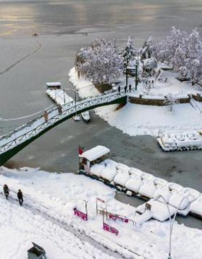 Suyu çekilen Beyşehir Gölüne kamyonlarla kar döküldü