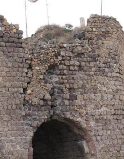 Urartular tarafından inşa edilen Oltu Kalesinde dev yarıklar oluştu