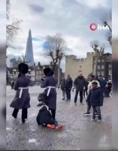 İngiltere Kraliyet Muhafızı önüne çıkan çocuğu yere düşürdü