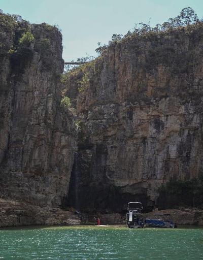 Brezilyada dev kaya parçası teknelerin üzerine düştü