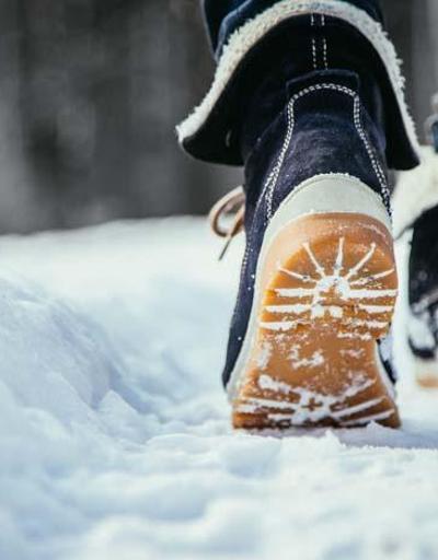 Karlı ve buzlu yolda yürürken sakın bunları yapmayın İşte düşmeden yürümenin kuralları