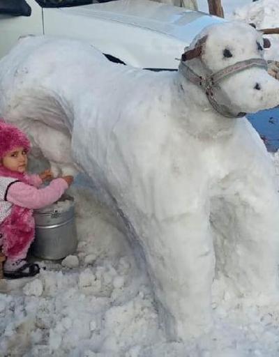 Torunları için kardan inek yaptı