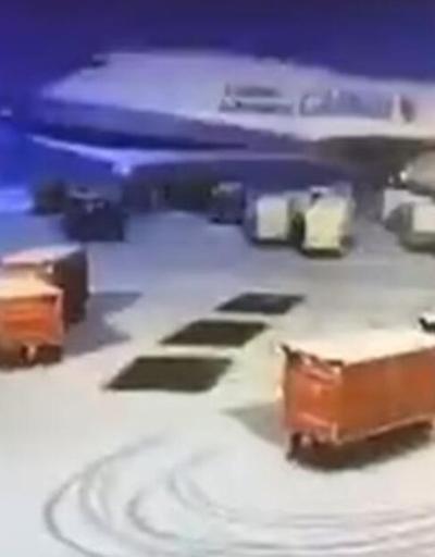 ABD’de kar fırtınası: Kargo uçağı kayarak bagaj arabalarına çarptı