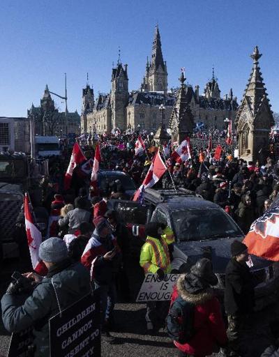 Binlerce kamyon şoförü başkente akın ediyor: Başbakan Trudeau kenti terk etti