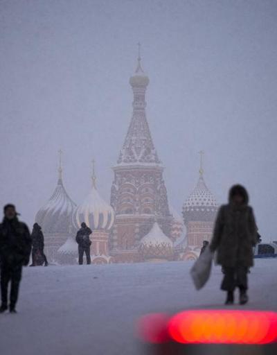 Kar yağışı Kızıl Meydan’da kartpostallık görüntüler oluşturdu