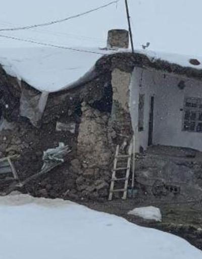 Evin tavanı üzerinde biriken kar nedeniyle çöktü