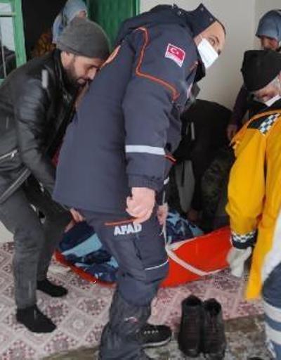 Hastalanan kadın AFAD, UMKE  ekipleri tarafından paletli ambulansla hastaneye ulaştırıldı