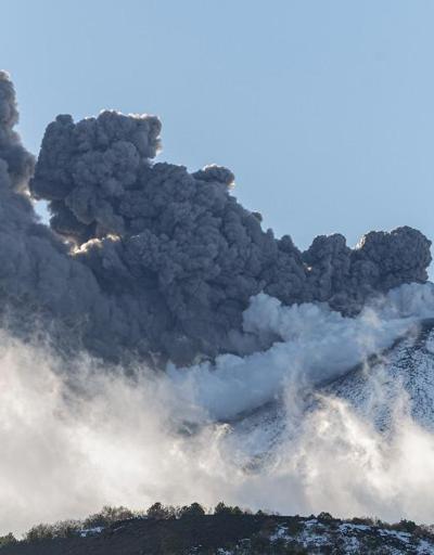 Avrupanın en aktif yanardağı Etna yeniden faaliyete geçti