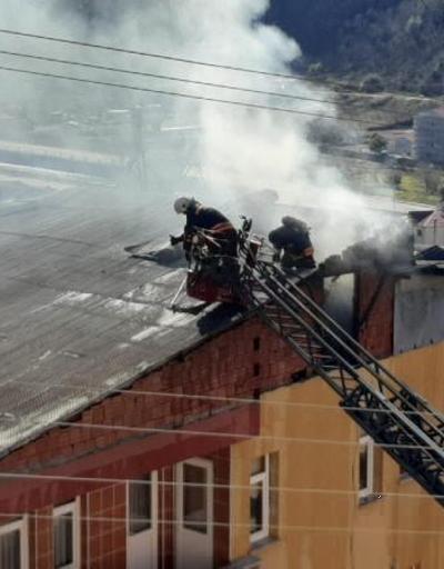 Trabzonda 6 katlı apartmanın çatısında yangın